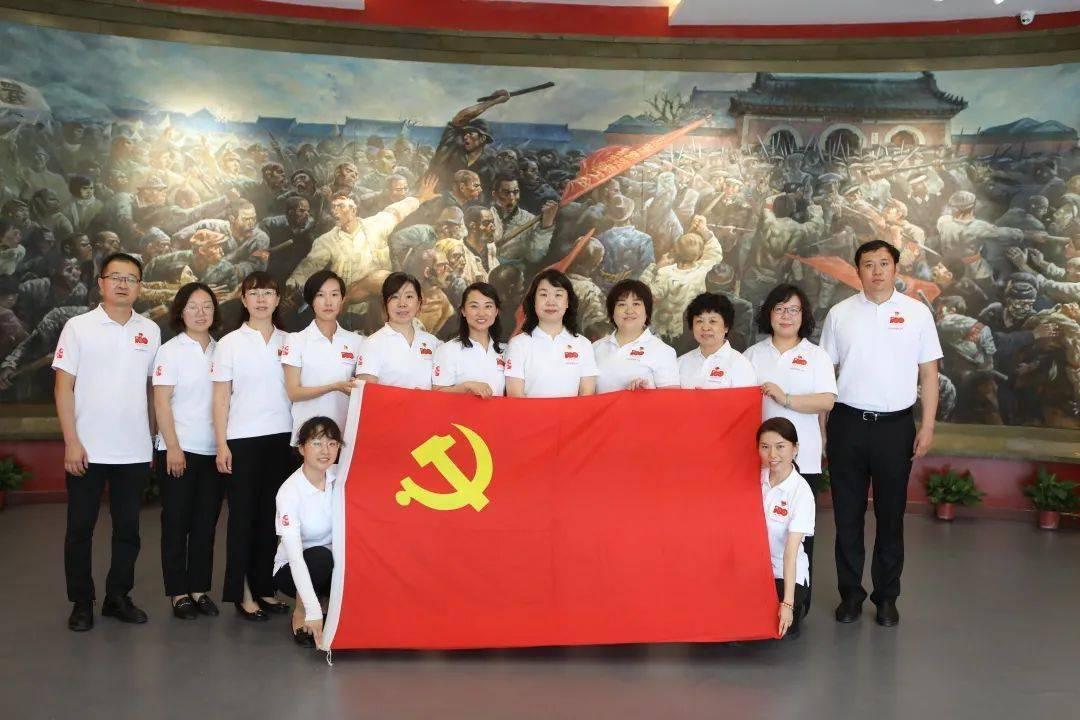 央视主持李梓萌长城拍大片，穿大衣长靴身材高大，你怎么看？游戏画面