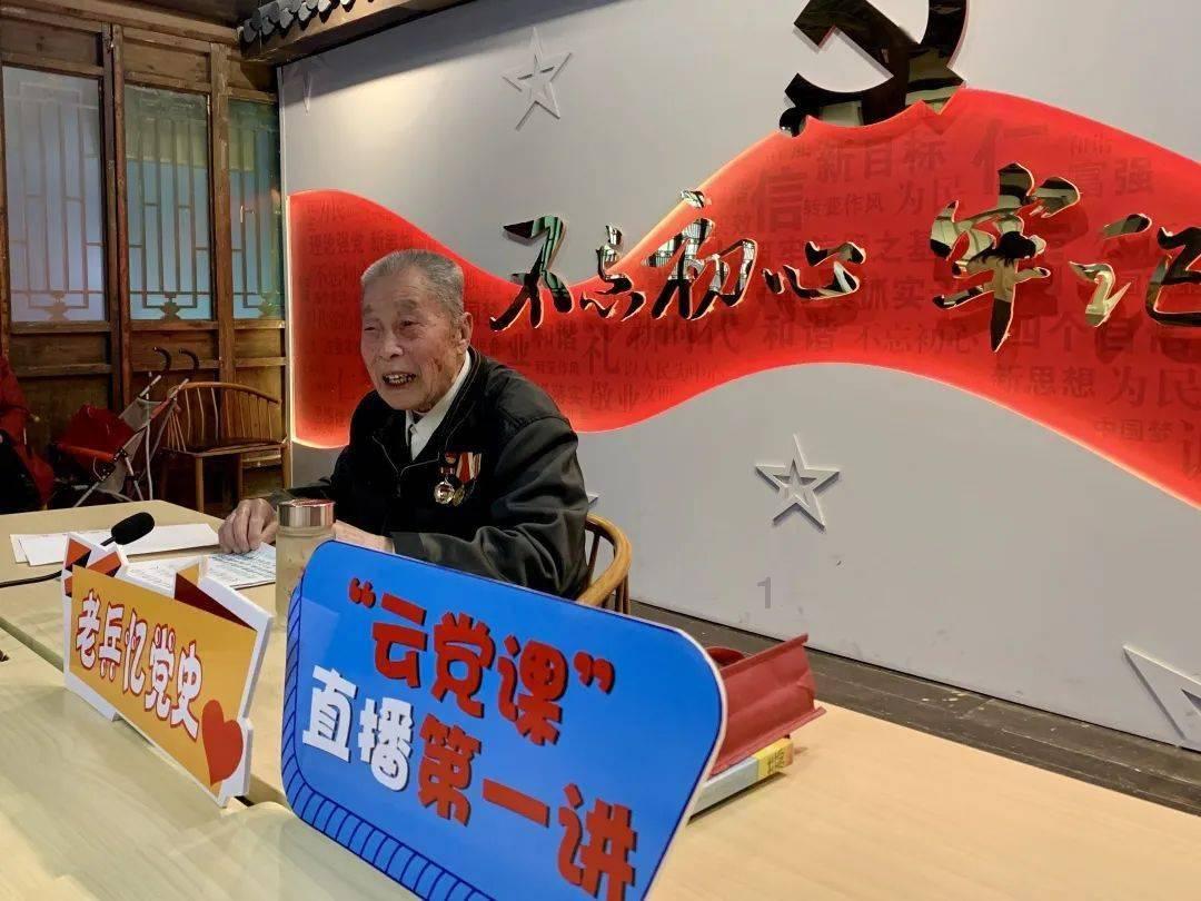 沙滩游玩的女孩们